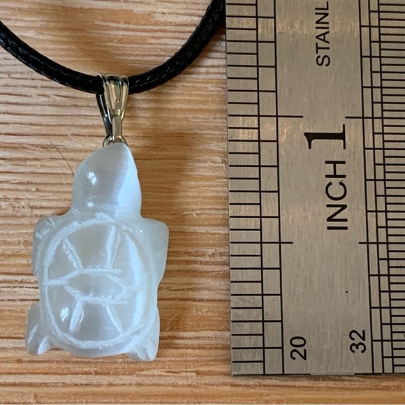 Shimmering White Cat's Eye Fiber Optic Glass Turtle Pendant Necklace Adjustable - Picture 2 of 11